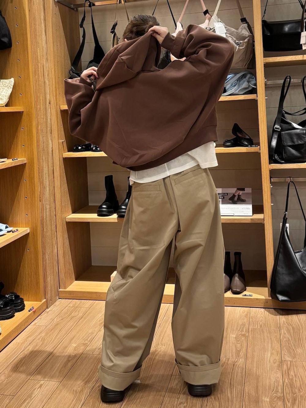 ブラック系のスニーカー、ベージュ系のその他パンツ、ホワイト系のTシャツ/カットソーを着用したレディースの秋コーディネートの3枚目の写真