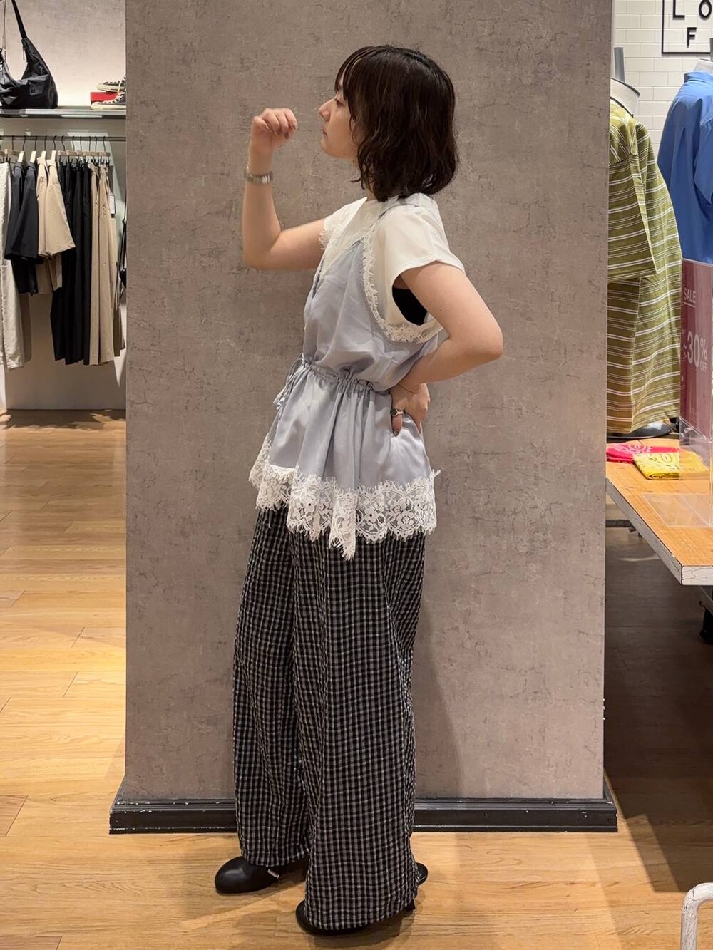 ホワイト系のTシャツ/カットソー、ブルー系のキャミソール、ブラック系のサンダルを着用したレディースの夏コーディネートの2枚目の写真