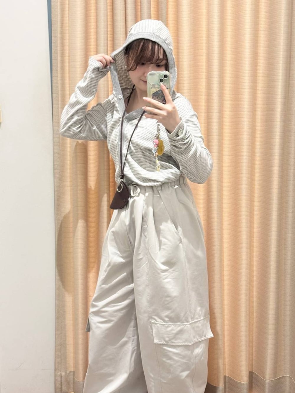 ブラウン系のスニーカー、グレー系のその他パンツ、グレー系のカーディガン/ボレロを着用したレディースの秋コーディネートの3枚目の写真
