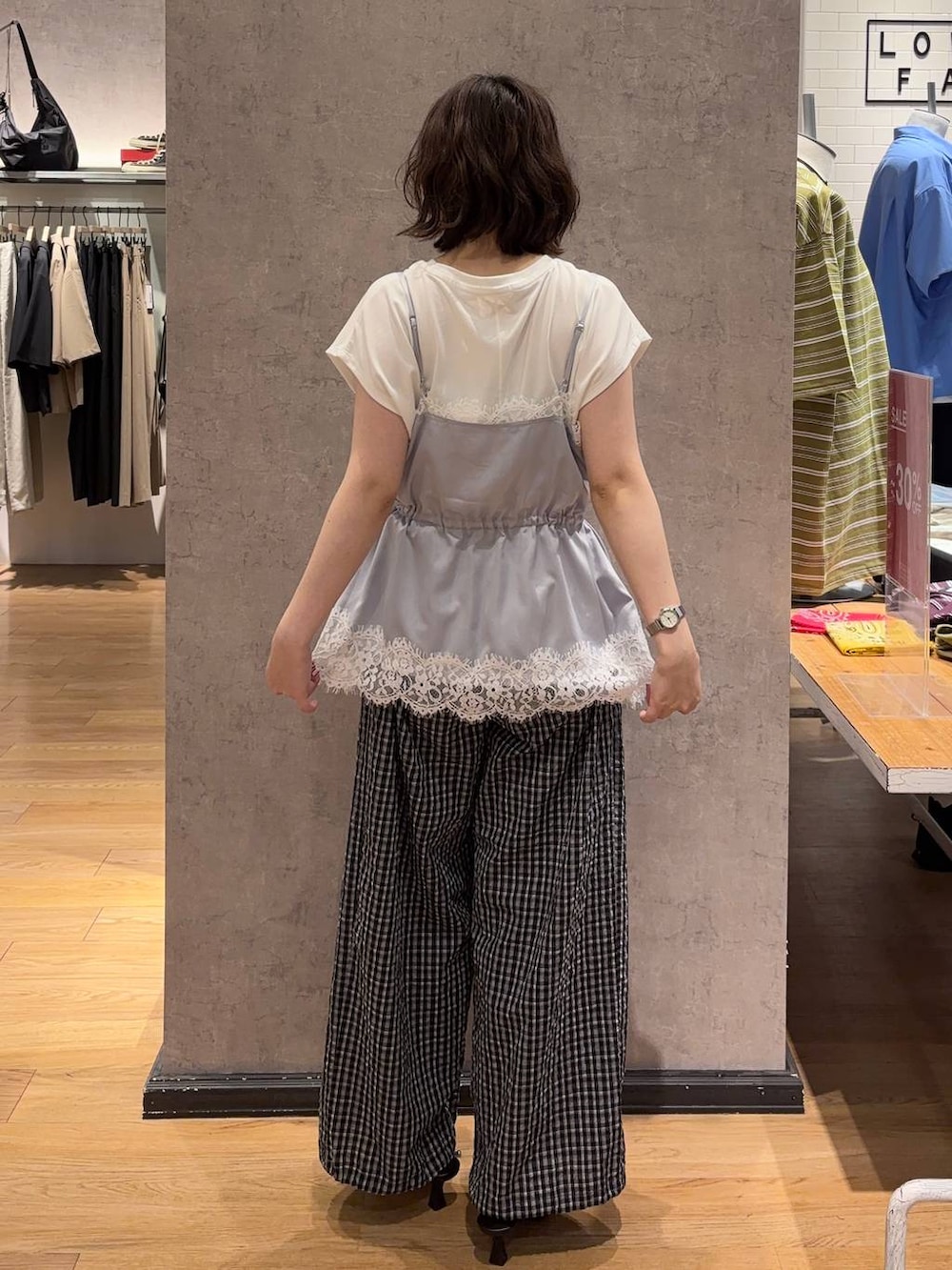 ホワイト系のTシャツ/カットソー、ブルー系のキャミソール、ブラック系のサンダルを着用したレディースの夏コーディネートの3枚目の写真
