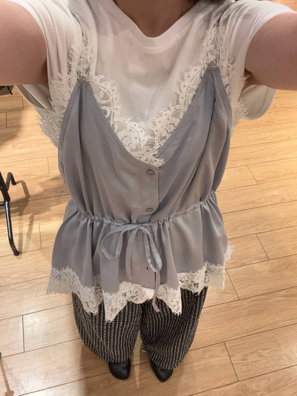 ホワイト系のTシャツ/カットソー、ブルー系のキャミソール、ブラック系のサンダルを着用したレディースの夏コーディネートの4枚目の写真