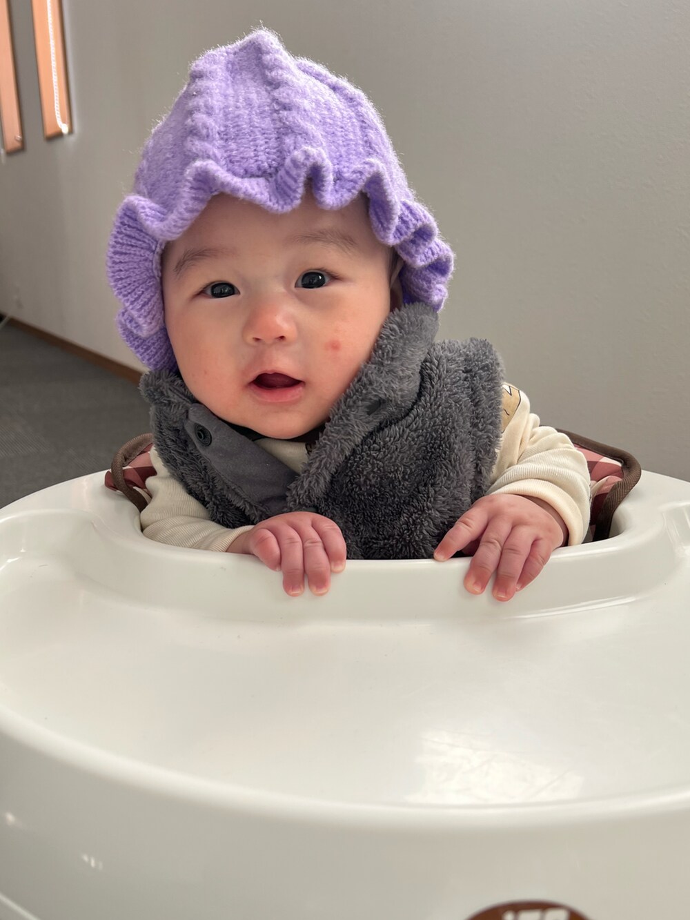 ベージュ系のTシャツ/カットソー、その他のベビーシューズ/ベビーソックス、パープル系のその他ベビー用品を着用したキッズの冬コーディネートの3枚目の写真