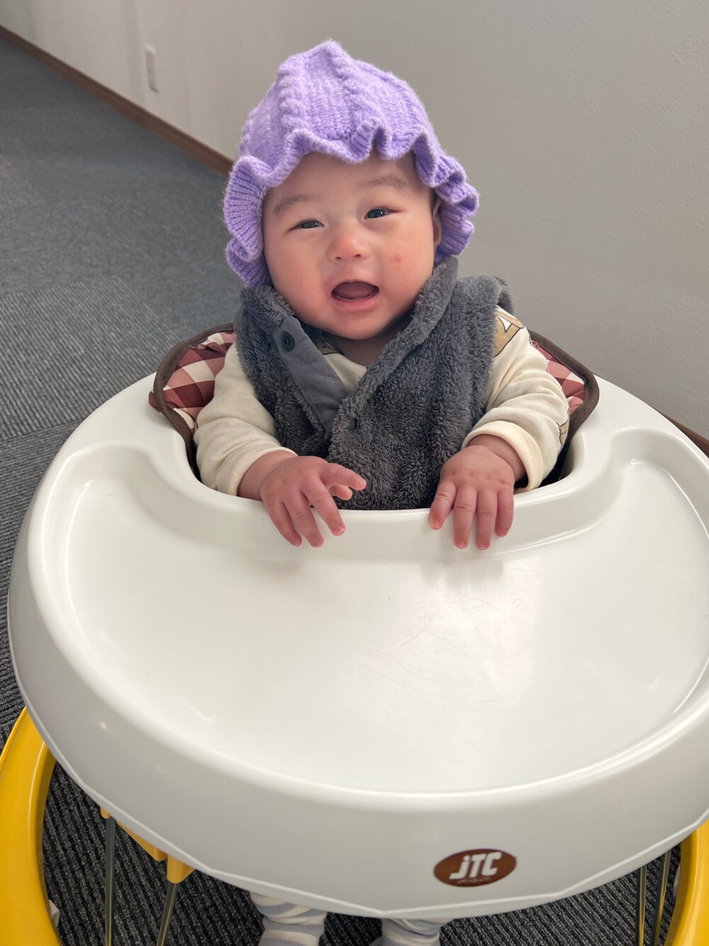 ベージュ系のTシャツ/カットソー、その他のベビーシューズ/ベビーソックス、パープル系のその他ベビー用品を着用したキッズの冬コーディネートの2枚目の写真