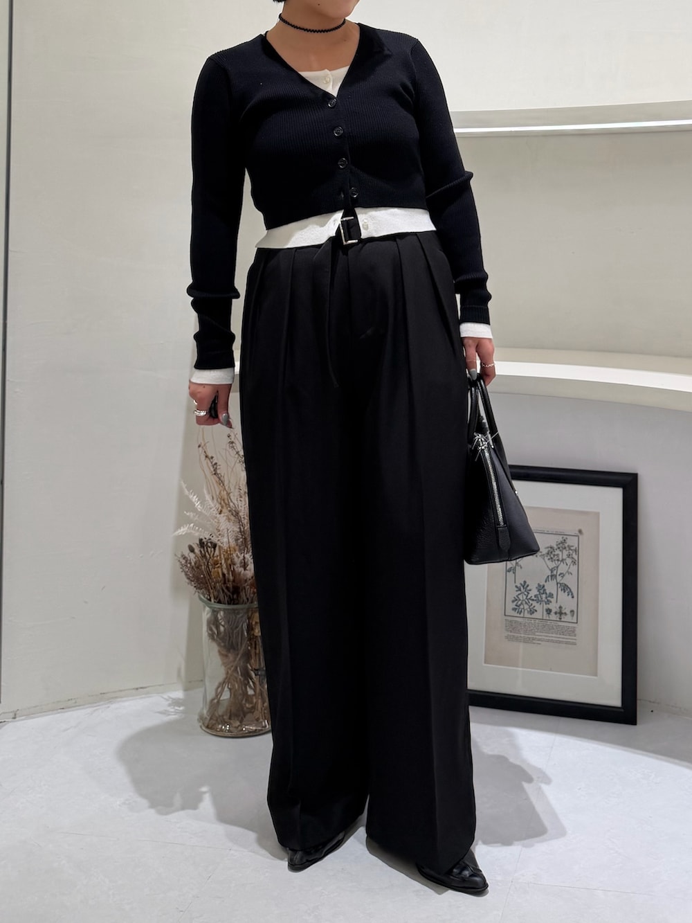 ブラック系のカーディガン/ボレロ、ブラック系のその他パンツ、ブラック系のショルダーバッグを着用したレディースの冬コーディネートの2枚目の写真