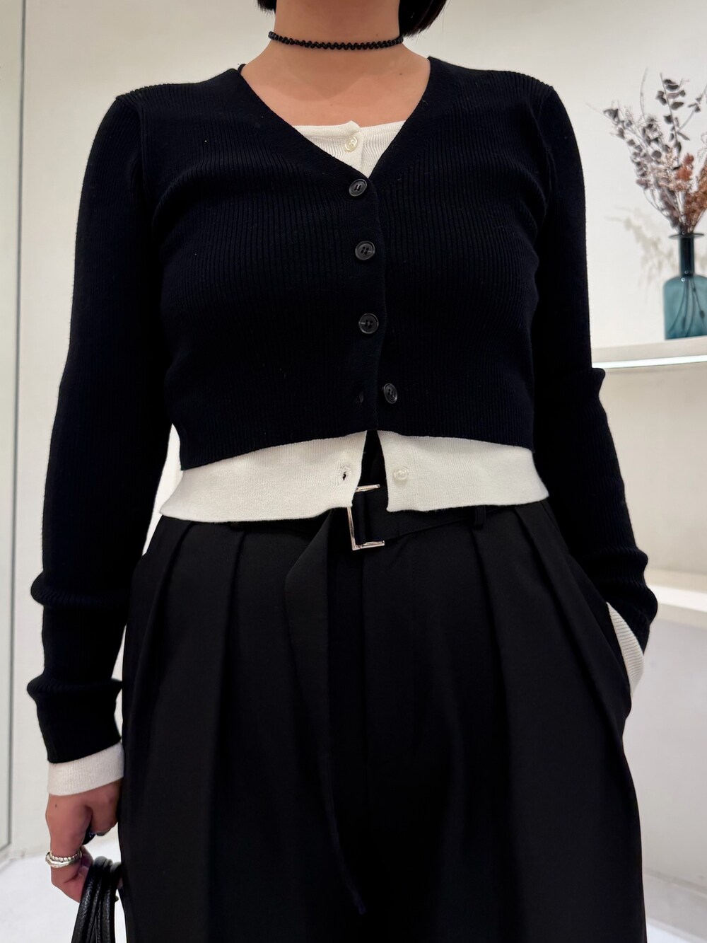 ブラック系のカーディガン/ボレロ、ブラック系のその他パンツ、ブラック系のショルダーバッグを着用したレディースの冬コーディネートの4枚目の写真