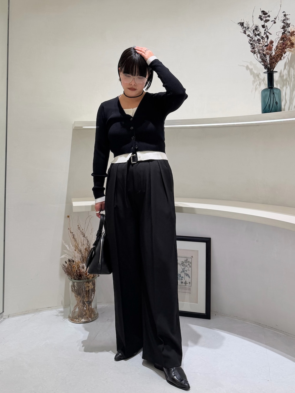 ブラック系のカーディガン/ボレロ、ブラック系のその他パンツ、ブラック系のショルダーバッグを着用したレディースの冬コーディネートの3枚目の写真