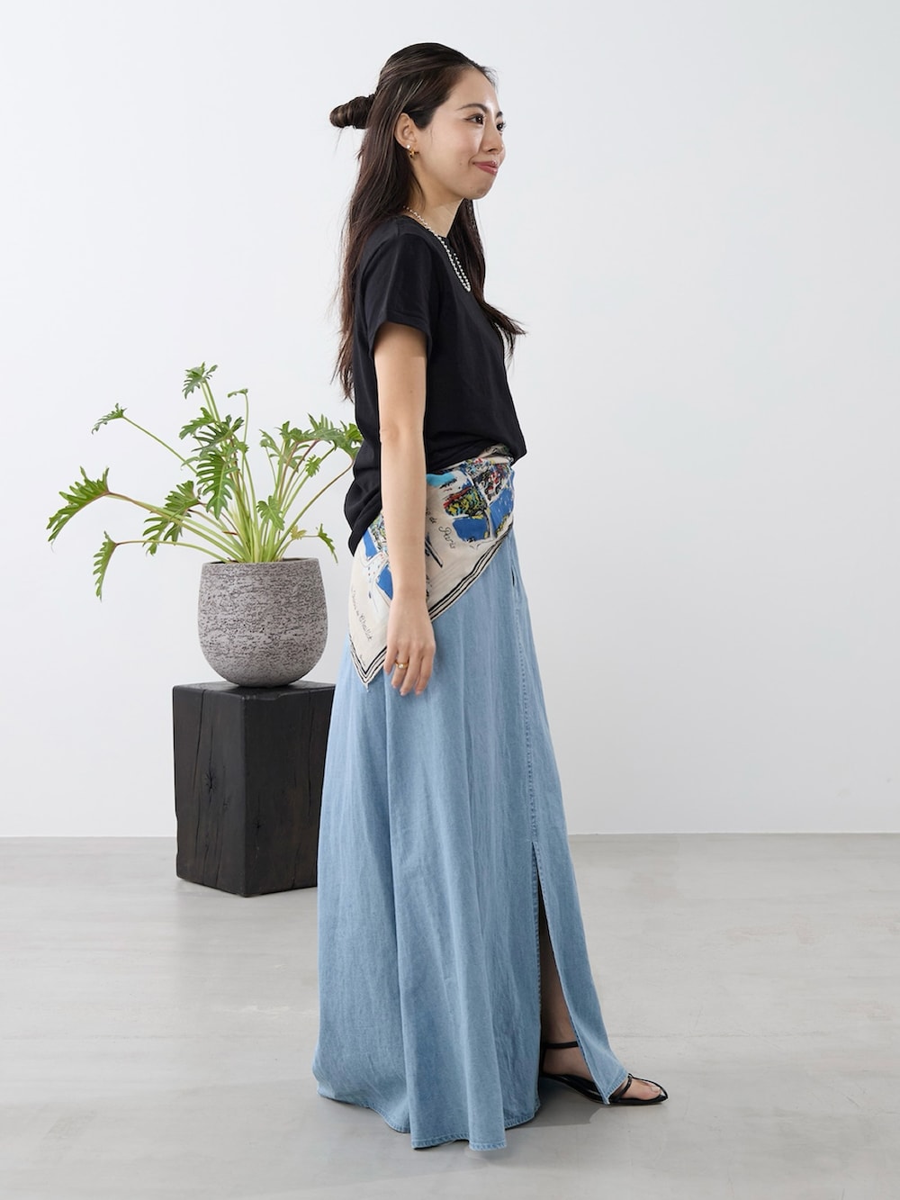 ブルー系のスカートを着用したレディースの春コーディネートの2枚目の写真