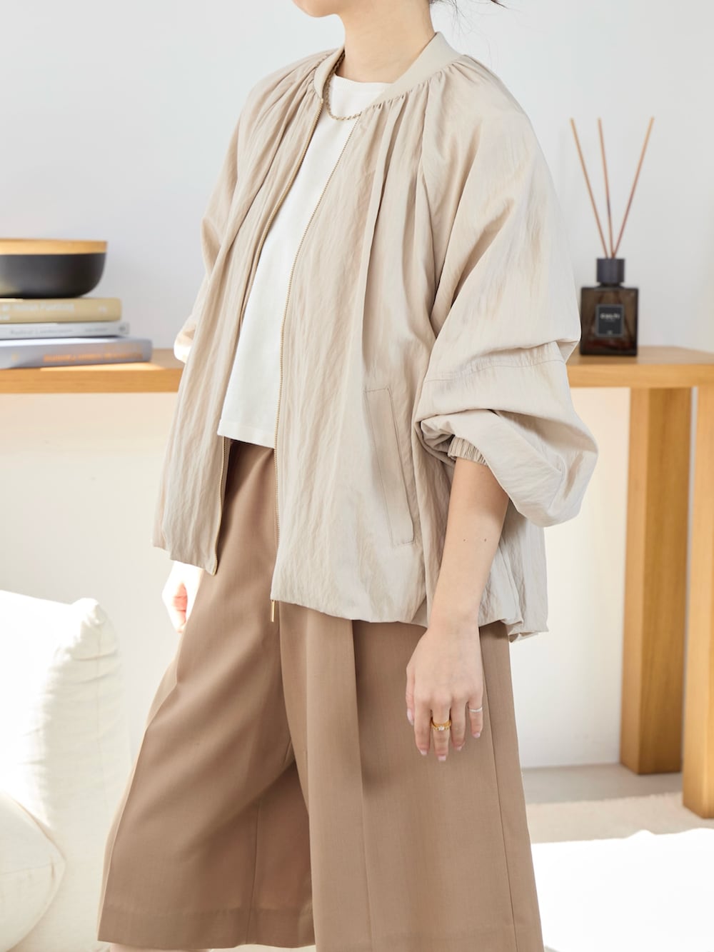 ベージュ系のブルゾンを着用したレディースの春コーディネートの3枚目の写真