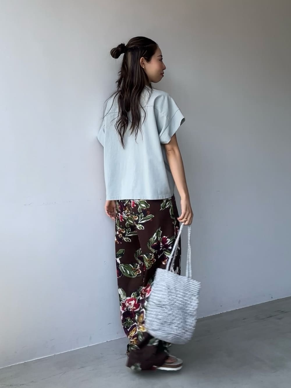 ブラウン系のその他パンツ、グリーン系のTシャツ/カットソー、シルバー系のハンドバッグを着用したレディースの夏コーディネートの2枚目の写真