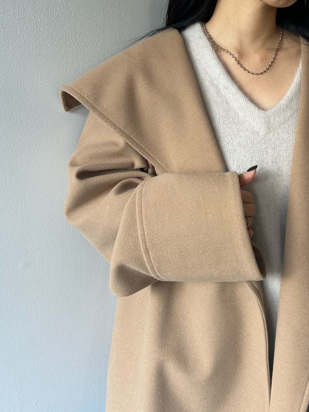 イエロー系のその他アウター、グレー系のニット/セーター、ブルー系のデニムパンツを着用したレディースの冬コーディネートの5枚目の写真