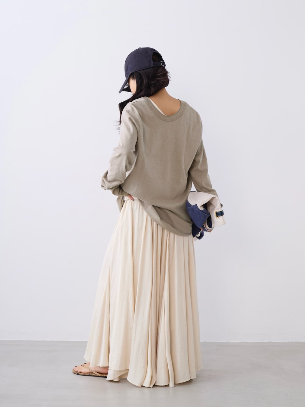 ベージュ系のTシャツ/カットソー、ベージュ系のスカートを着用したレディースの冬コーディネートの2枚目の写真