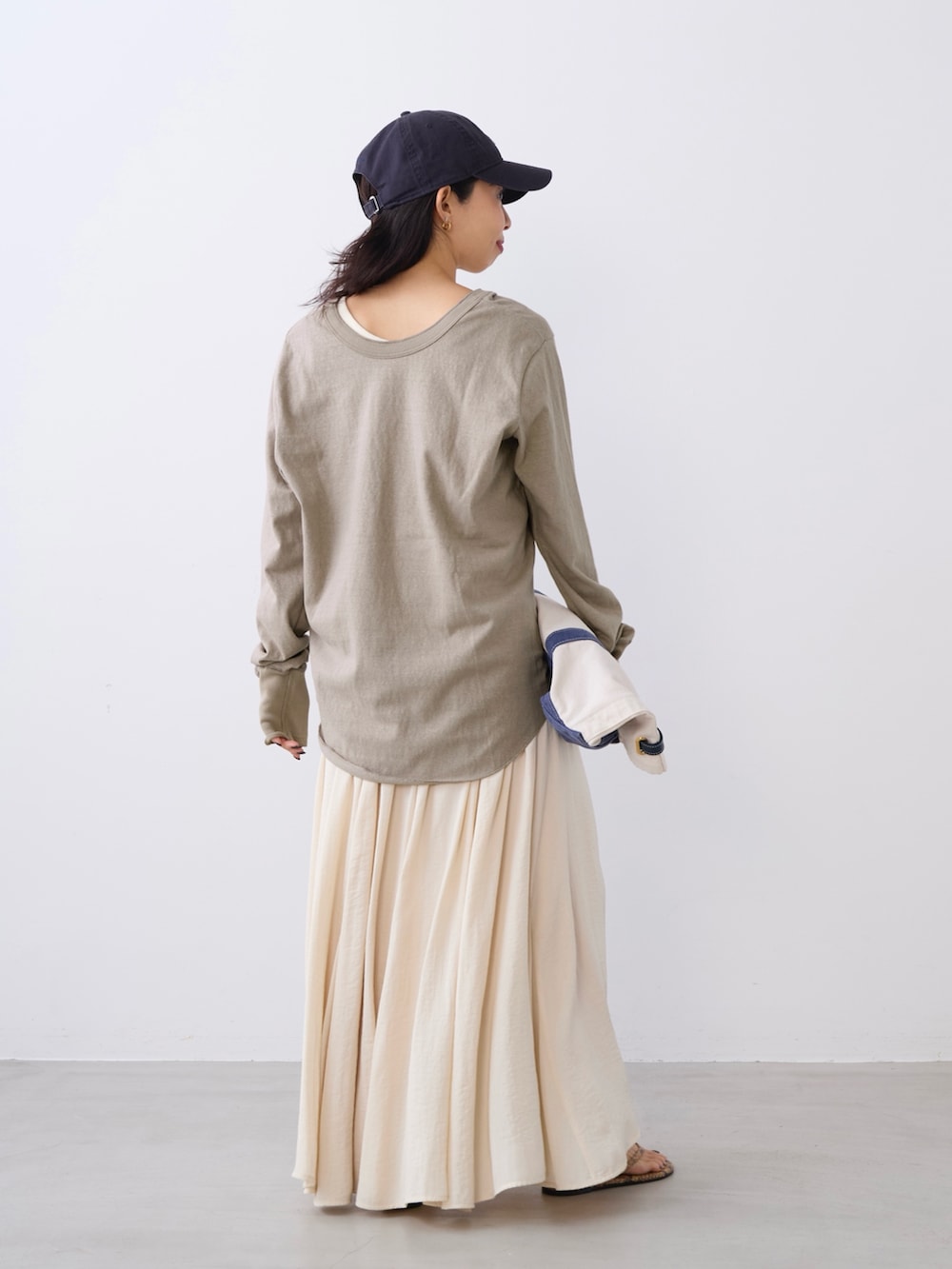 ベージュ系のTシャツ/カットソー、ベージュ系のスカートを着用したレディースの冬コーディネートの3枚目の写真