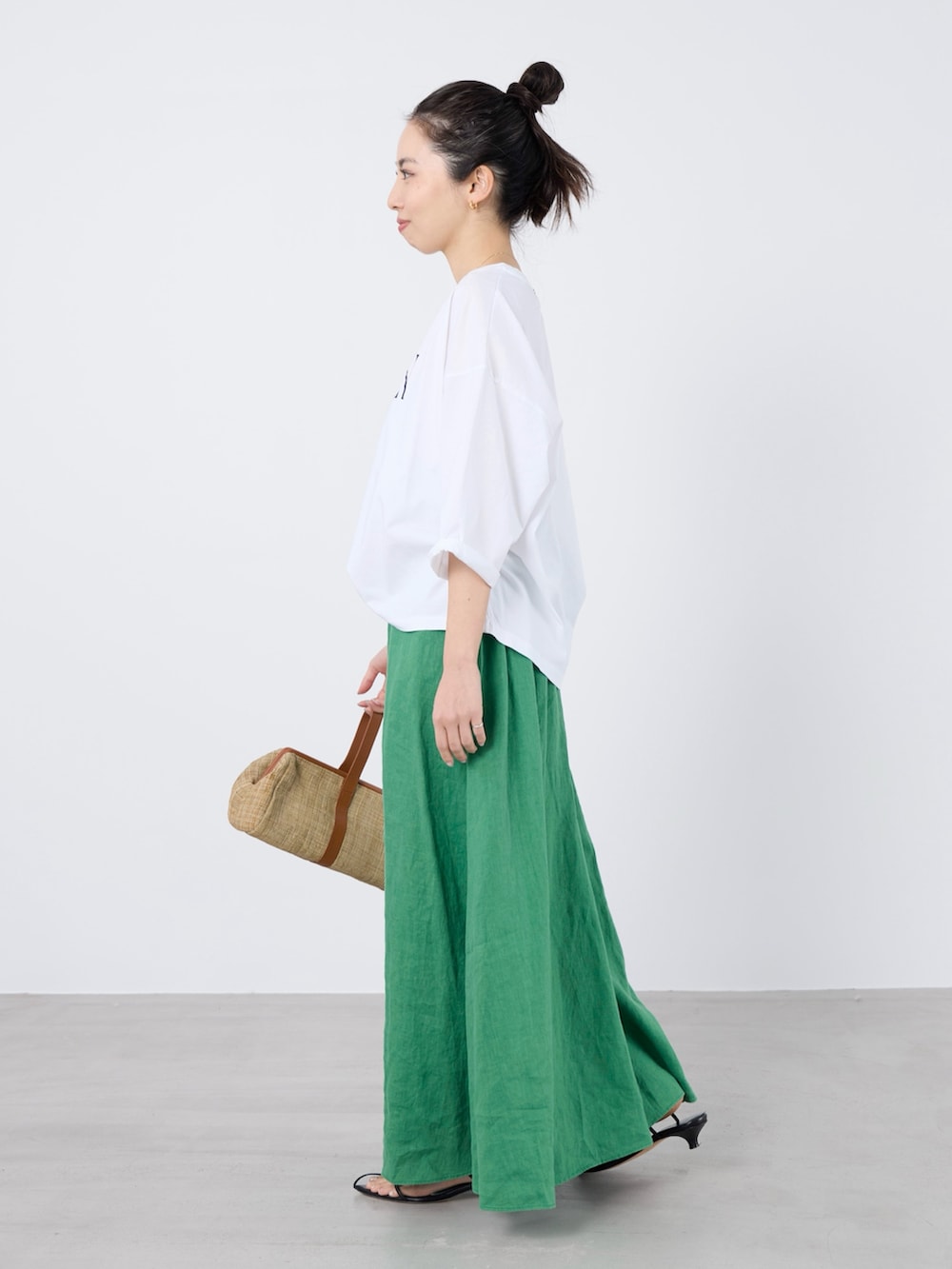 ブルー系のTシャツ/カットソーを着用したレディースの春コーディネートの2枚目の写真