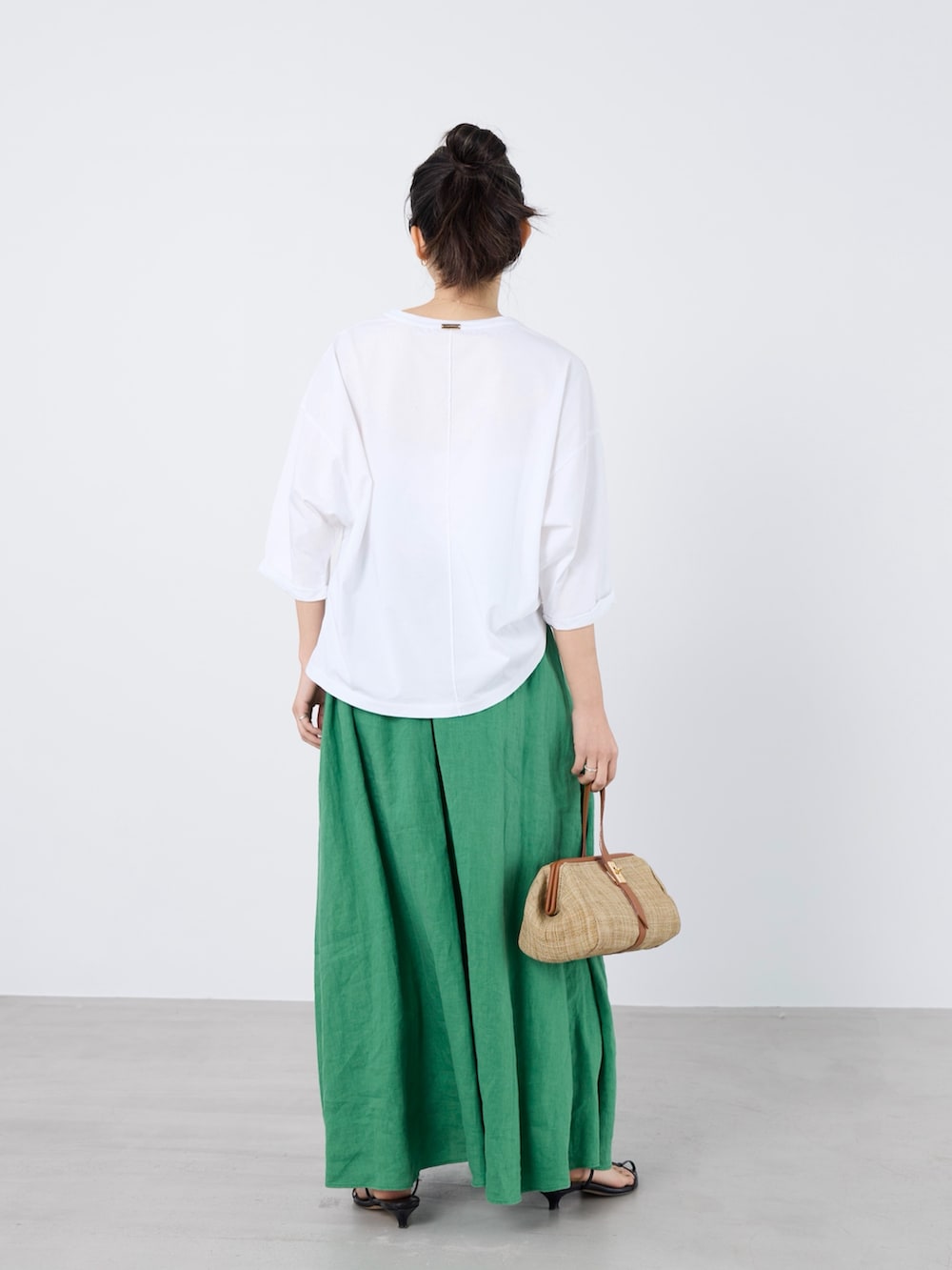 ブルー系のTシャツ/カットソーを着用したレディースの春コーディネートの3枚目の写真