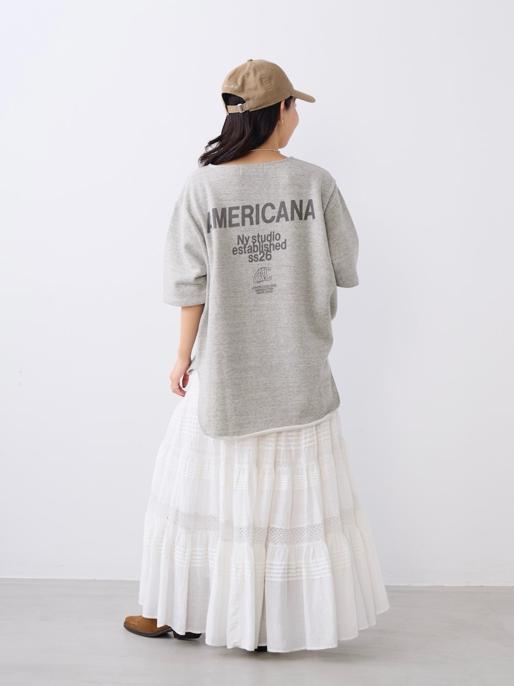 グレー系のTシャツ/カットソーを着用したレディースの冬コーディネートの2枚目の写真