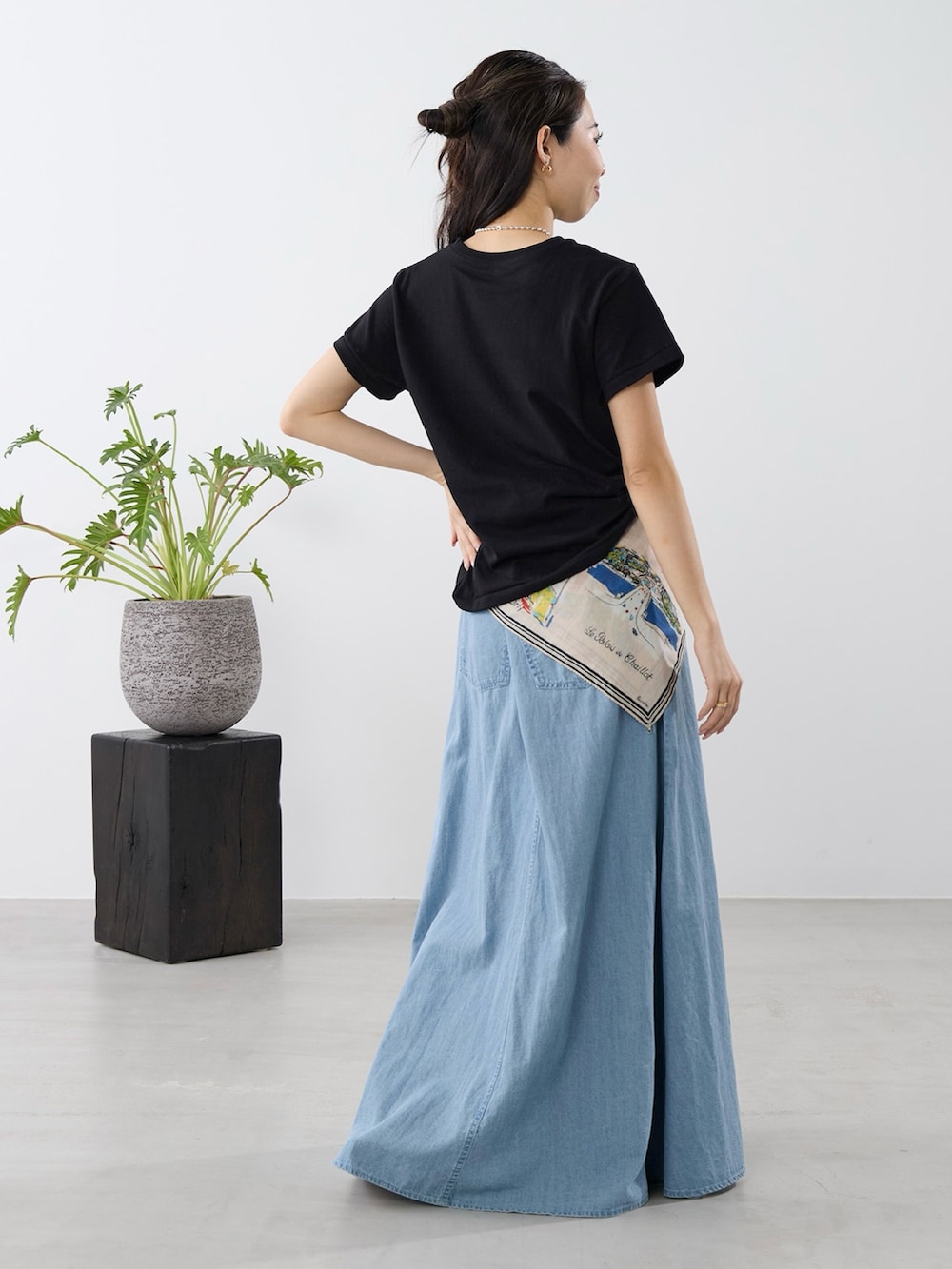 ブルー系のスカートを着用したレディースの春コーディネートの3枚目の写真