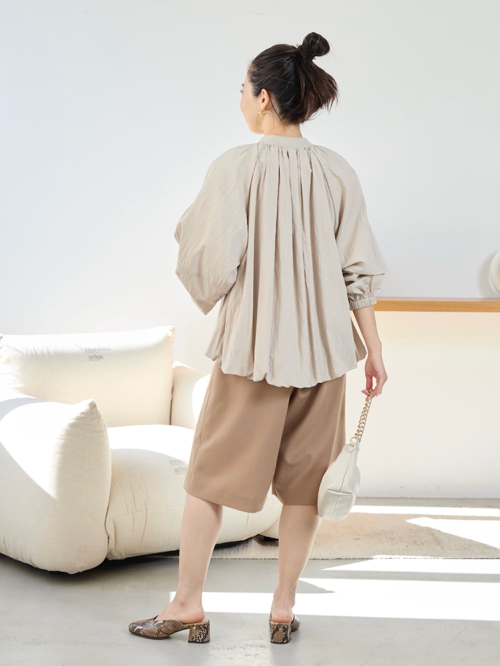 ベージュ系のブルゾンを着用したレディースの春コーディネートの2枚目の写真