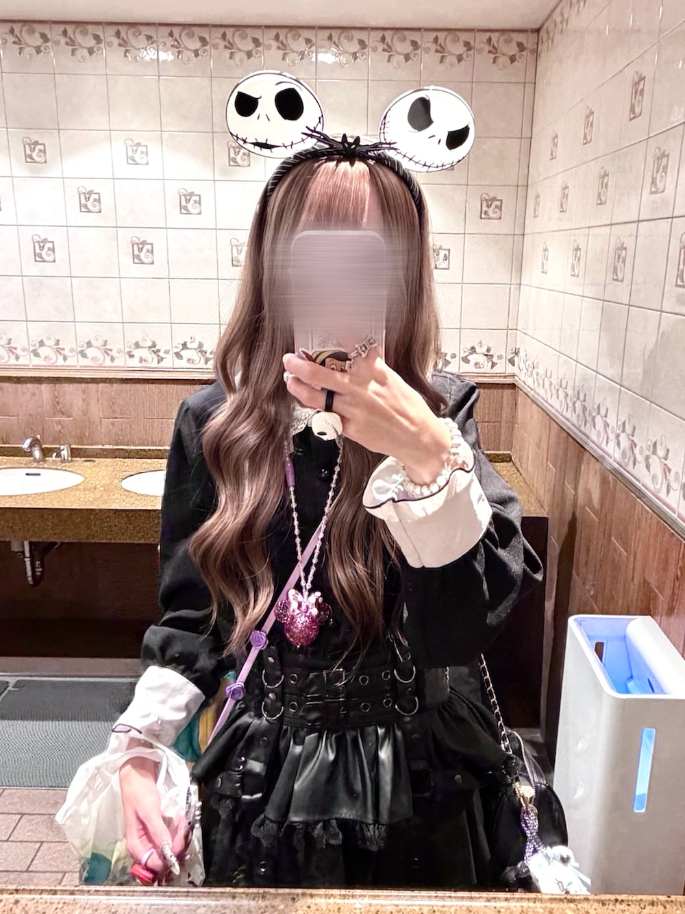 ブラック系のドレスシューズ、ブラック系のスカート、ブラック系のシャツ/ブラウスを着用したレディースの秋コーディネートの3枚目の写真