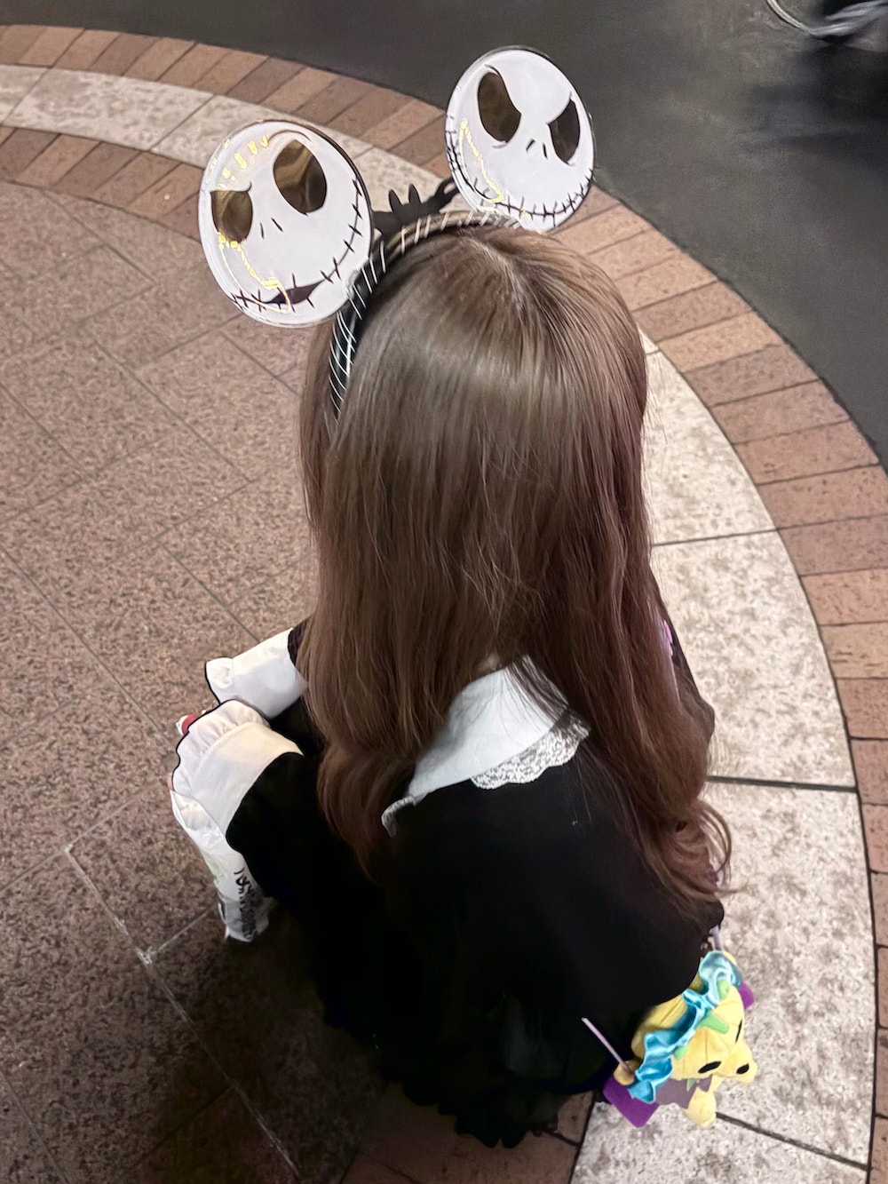 ブラック系のドレスシューズ、ブラック系のスカート、ブラック系のシャツ/ブラウスを着用したレディースの秋コーディネートの4枚目の写真