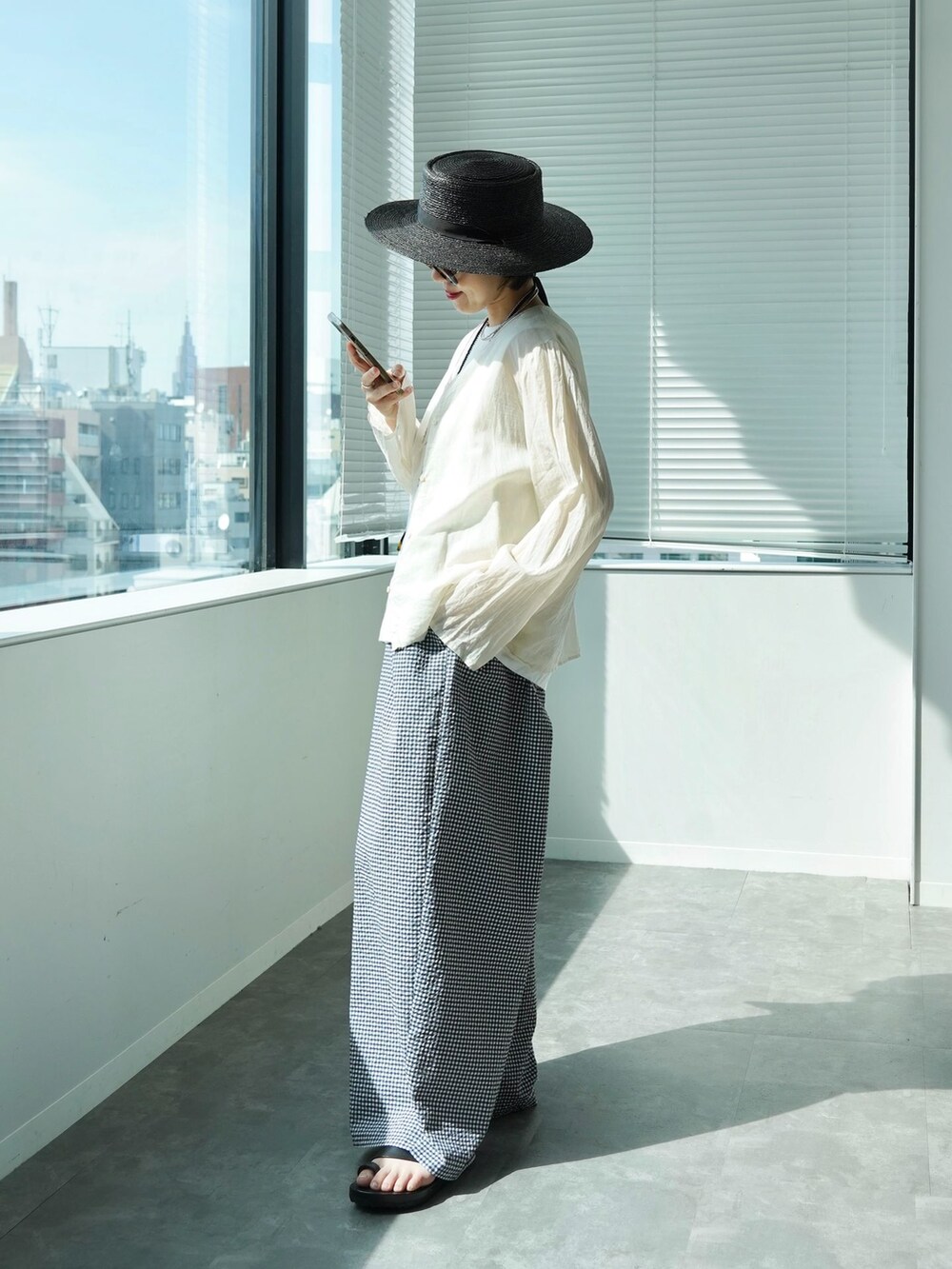 ブルー系のその他パンツ、ホワイト系のシャツ/ブラウスを着用したレディースの春コーディネートの7枚目の写真