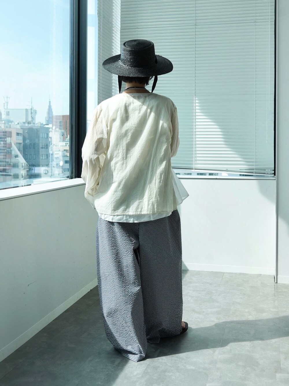 ブルー系のその他パンツ、ホワイト系のシャツ/ブラウスを着用したレディースの春コーディネートの9枚目の写真