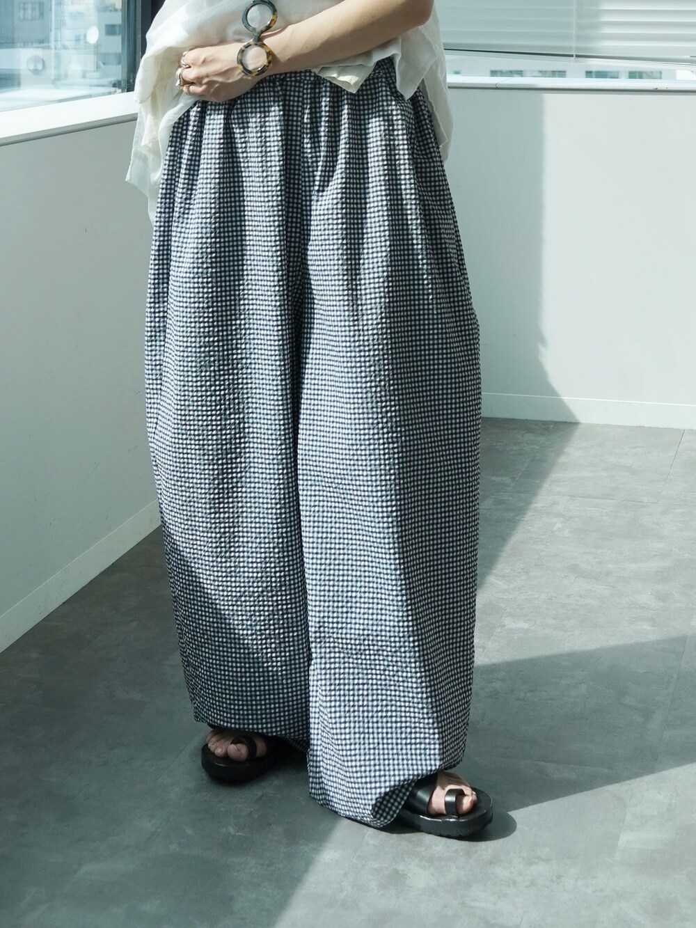 ブルー系のその他パンツ、ホワイト系のシャツ/ブラウスを着用したレディースの春コーディネートの6枚目の写真