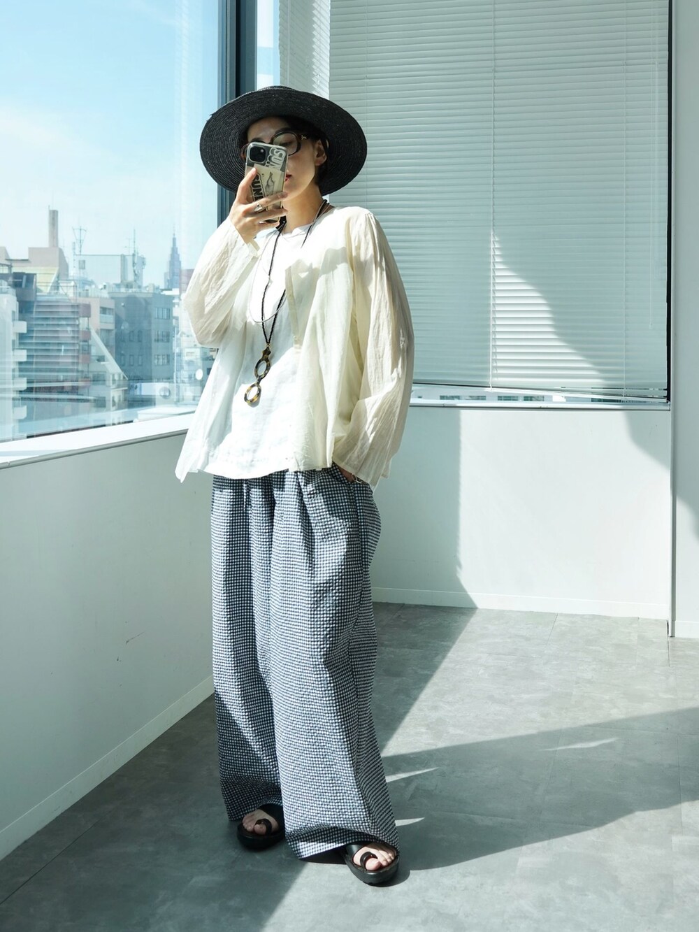 ブルー系のその他パンツ、ホワイト系のシャツ/ブラウスを着用したレディースの春コーディネートの8枚目の写真