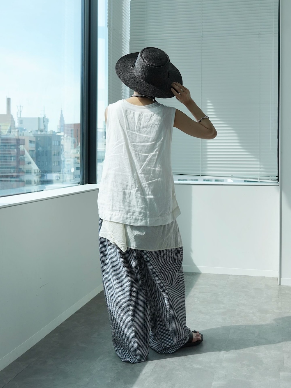 ブルー系のその他パンツ、ホワイト系のシャツ/ブラウスを着用したレディースの春コーディネートの3枚目の写真