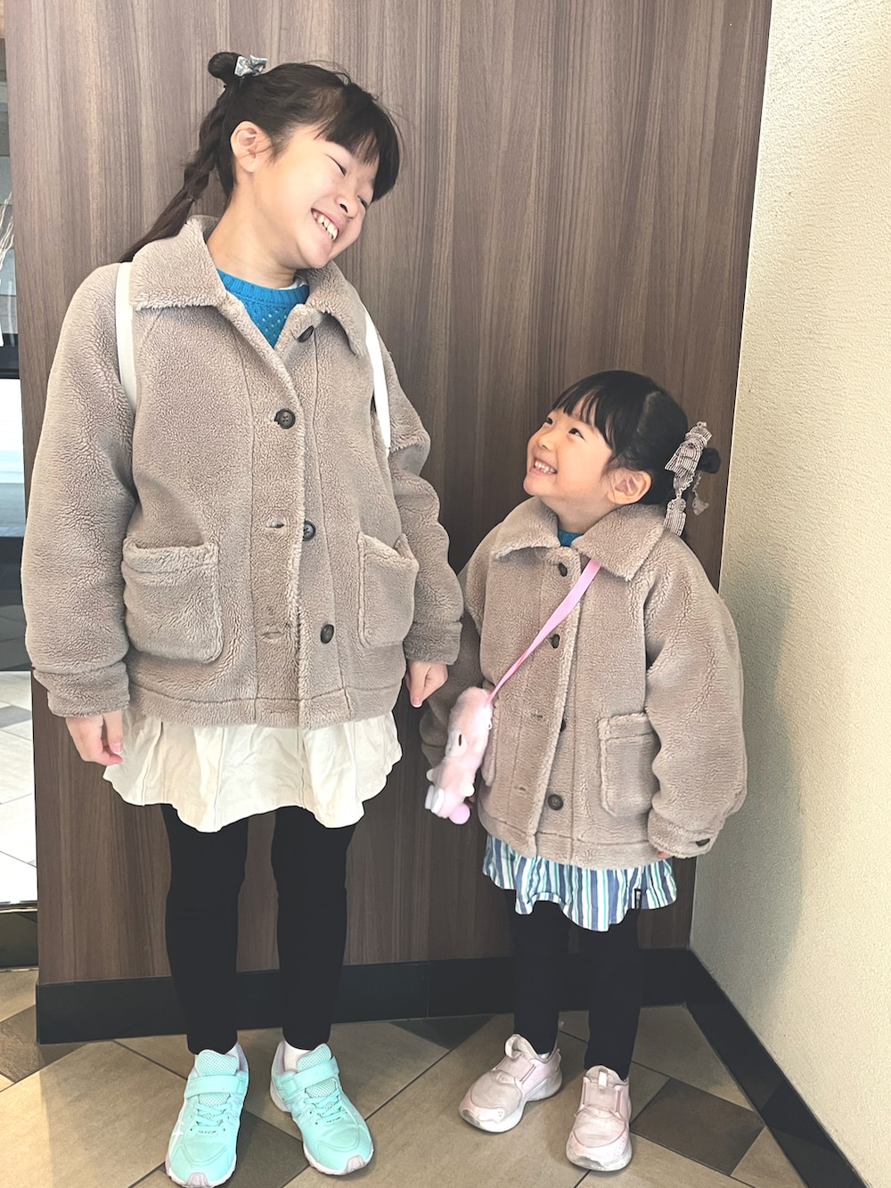 ブルー系のニット/セーター、ブルー系のニット/セーター、ブルー系のスカートを着用したキッズの冬コーディネートの2枚目の写真