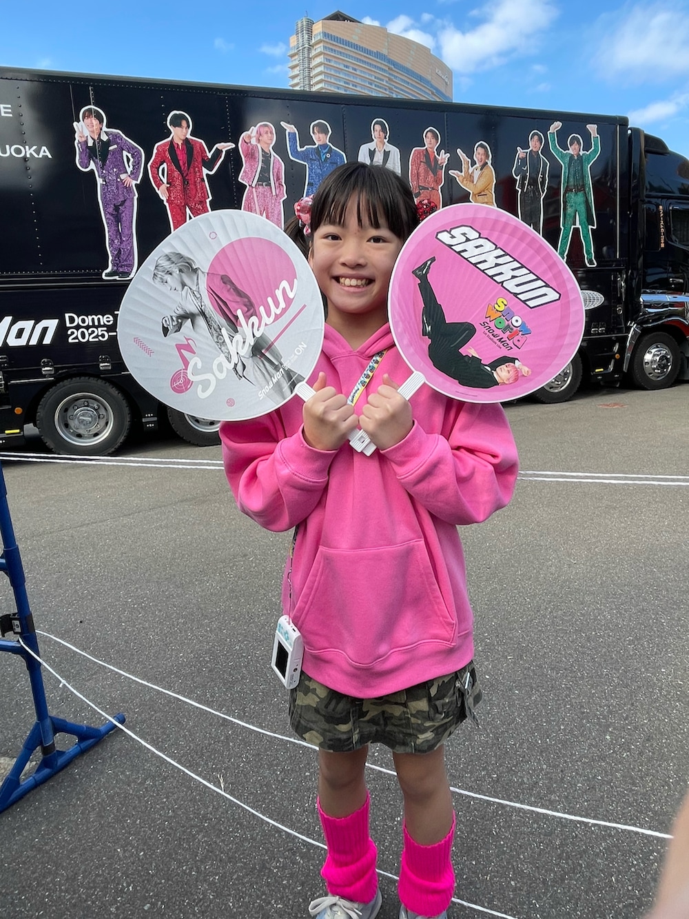 グリーン系のスカート、ピンク系のパーカーを着用したキッズの冬コーディネートの2枚目の写真