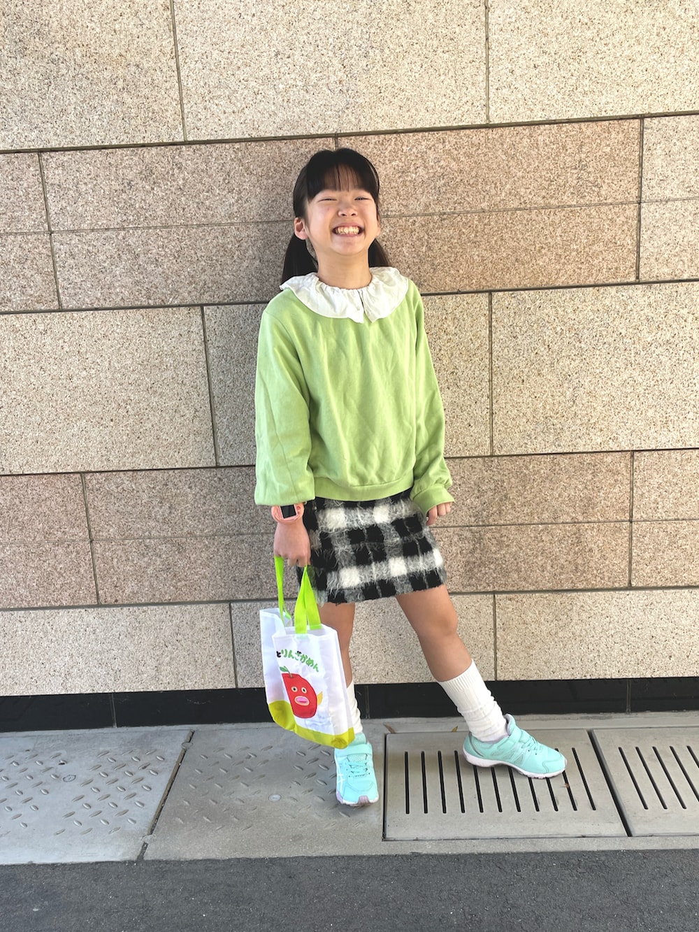 グリーン系のスウェット、ホワイト系のソックス/靴下を着用したキッズの冬コーディネートの2枚目の写真