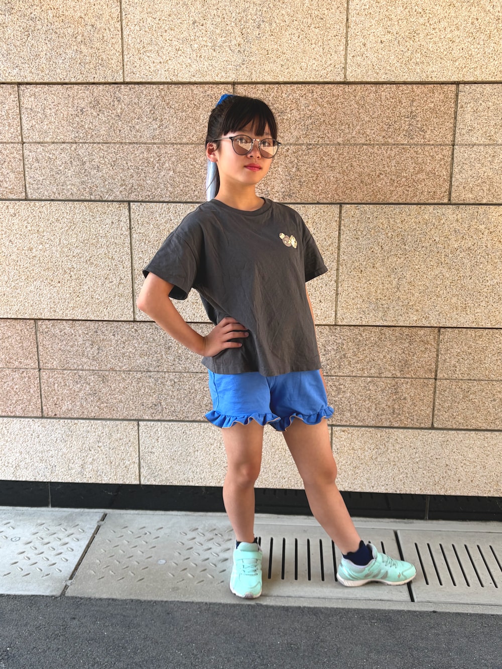 ブラック系のTシャツ/カットソー、ブルー系のパンツ、ブラック系のサングラスを着用したキッズの春コーディネートの2枚目の写真