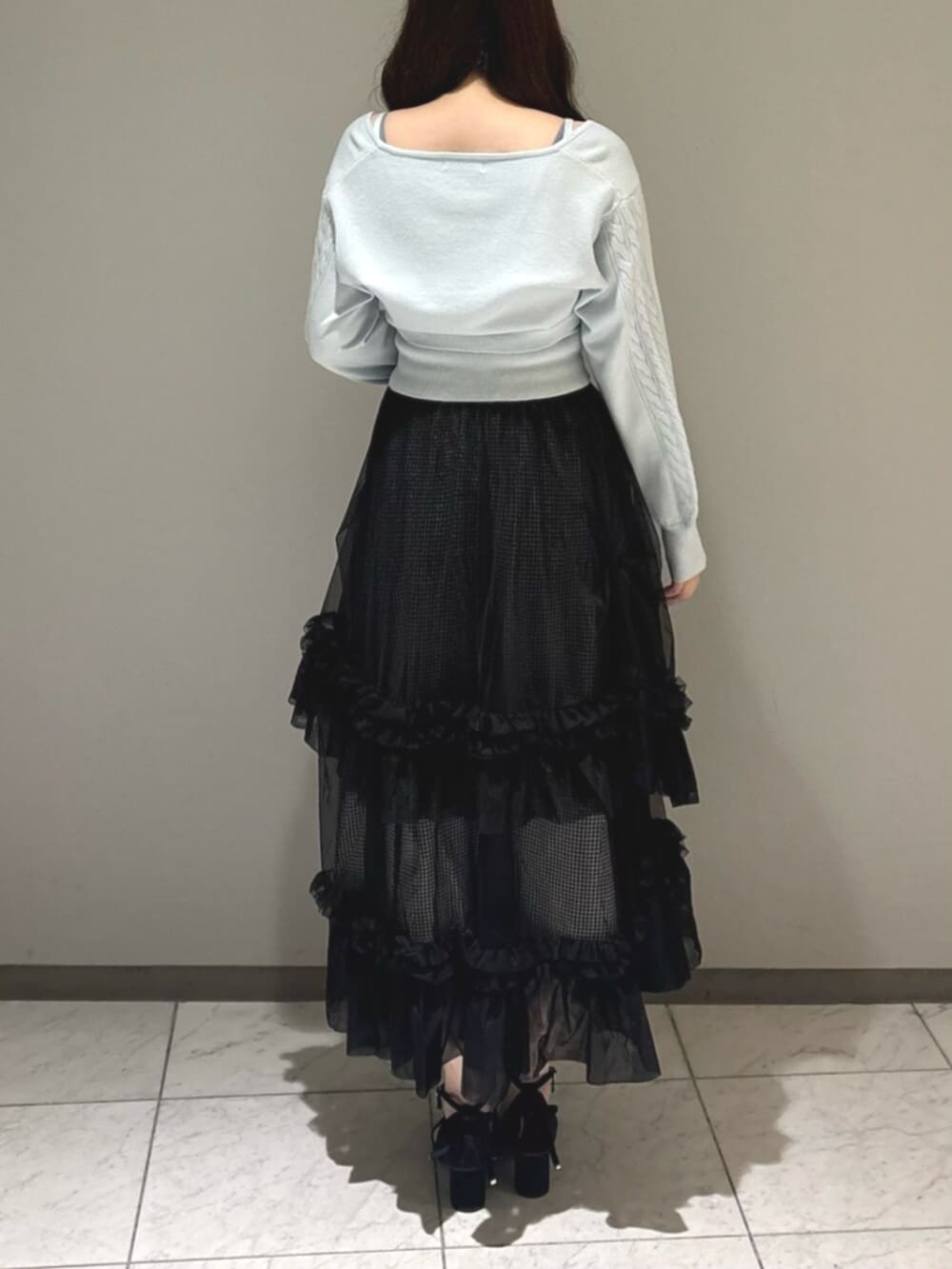 ブラック系のパンプス、ブルー系のカーディガン/ボレロ、ブルー系のキャミソールを着用したレディースの秋コーディネートの4枚目の写真