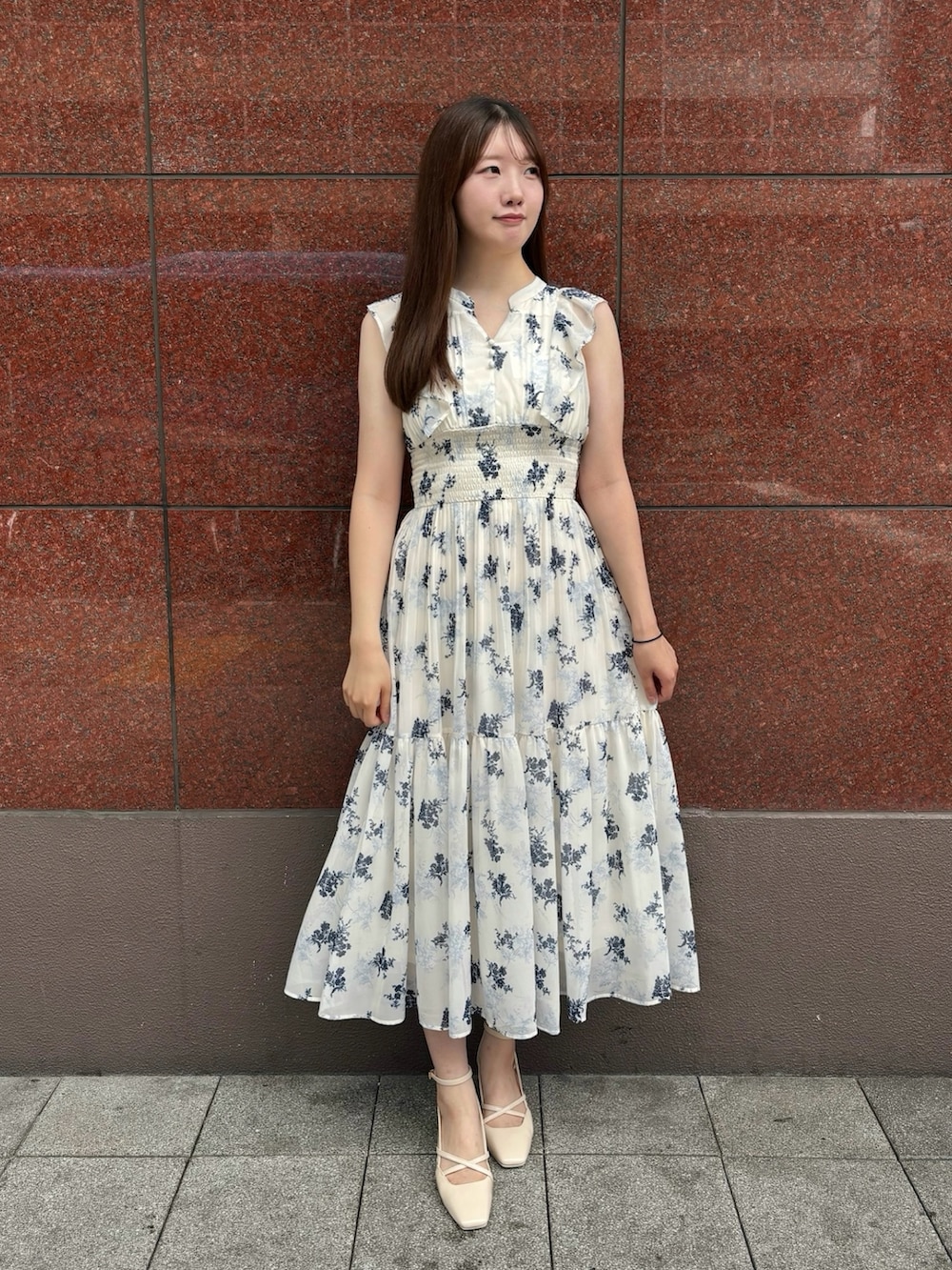 ホワイト系のワンピース、ホワイト系のその他シューズを着用したレディースの夏コーディネートの4枚目の写真