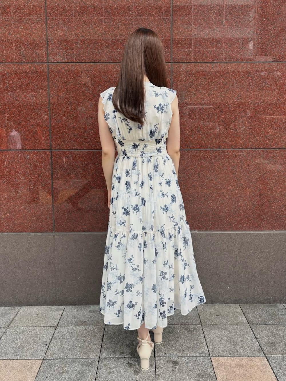 ホワイト系のワンピース、ホワイト系のその他シューズを着用したレディースの夏コーディネートの3枚目の写真