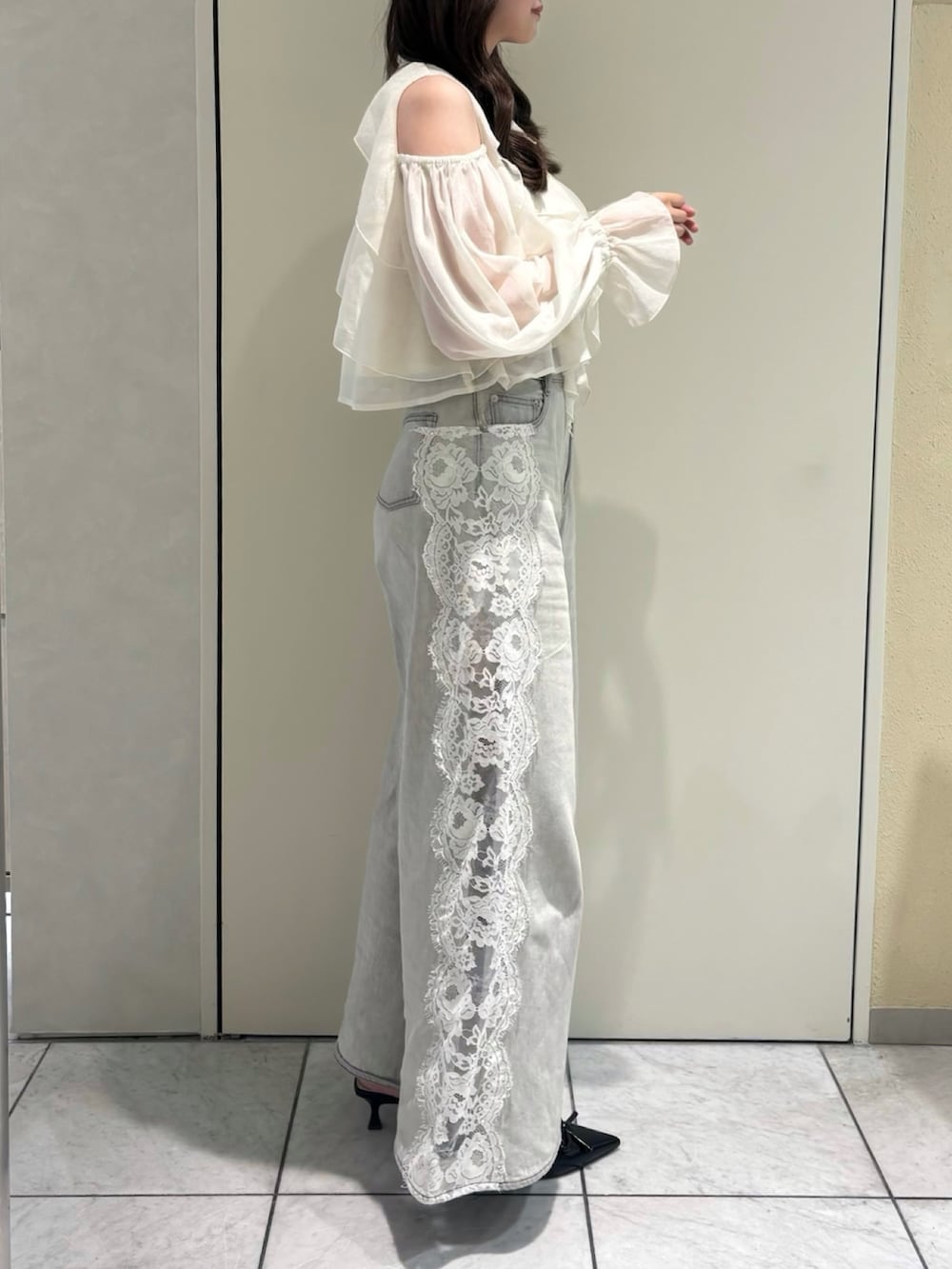 ホワイト系のシャツ/ブラウス、グレー系のデニムパンツ、ブラック系のパンプスを着用したレディースの秋コーディネートの2枚目の写真