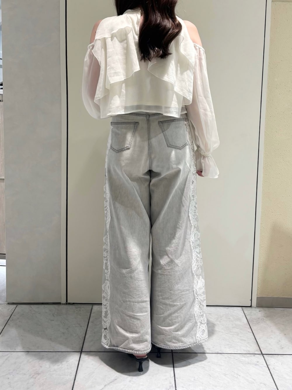 ホワイト系のシャツ/ブラウス、グレー系のデニムパンツ、ブラック系のパンプスを着用したレディースの秋コーディネートの4枚目の写真