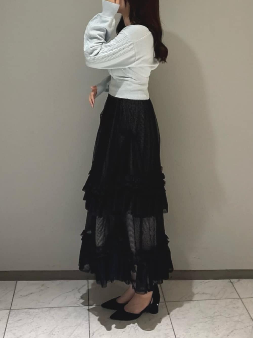 ブラック系のパンプス、ブルー系のカーディガン/ボレロ、ブルー系のキャミソールを着用したレディースの秋コーディネートの3枚目の写真