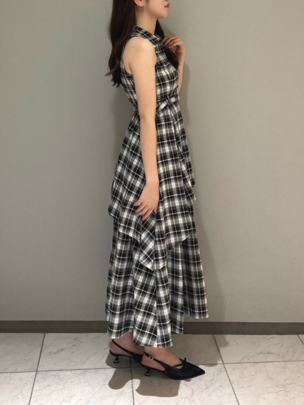 ブラック系のワンピース、ブラック系のパンプスを着用したレディースの夏コーディネートの2枚目の写真