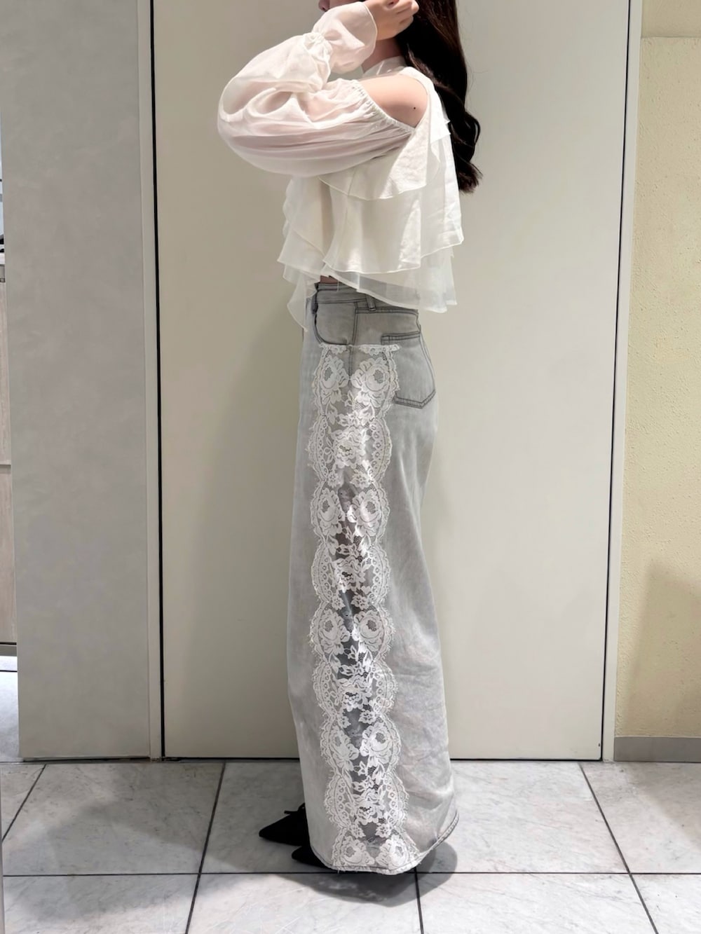 ホワイト系のシャツ/ブラウス、グレー系のデニムパンツ、ブラック系のパンプスを着用したレディースの秋コーディネートの3枚目の写真