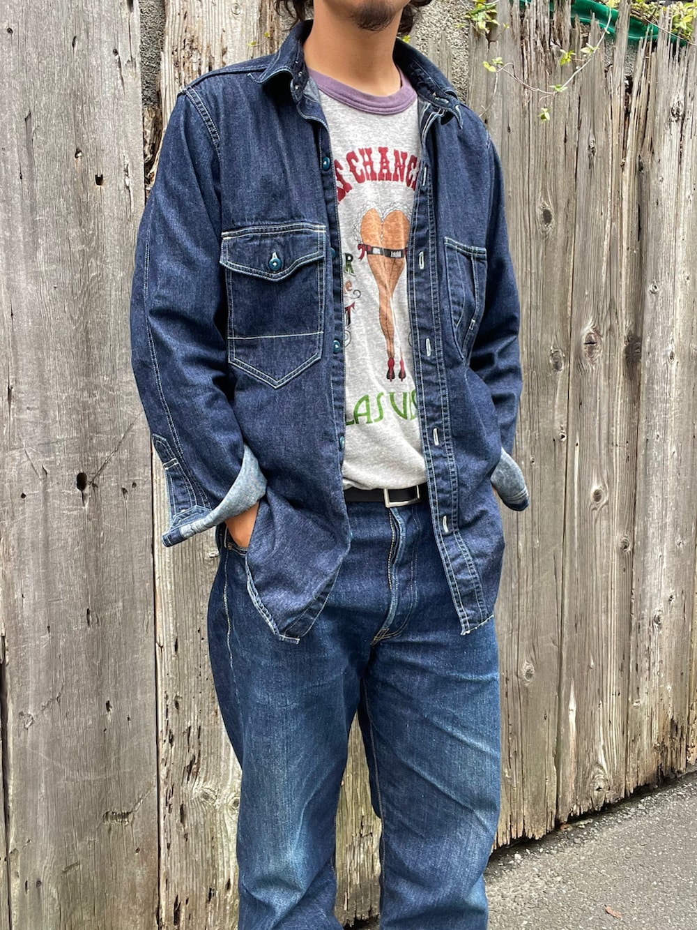 ブルー系のシャツ/ブラウス、グレー系のTシャツ/カットソー、ブルー系のデニムパンツを着用したメンズの秋コーディネートの2枚目の写真