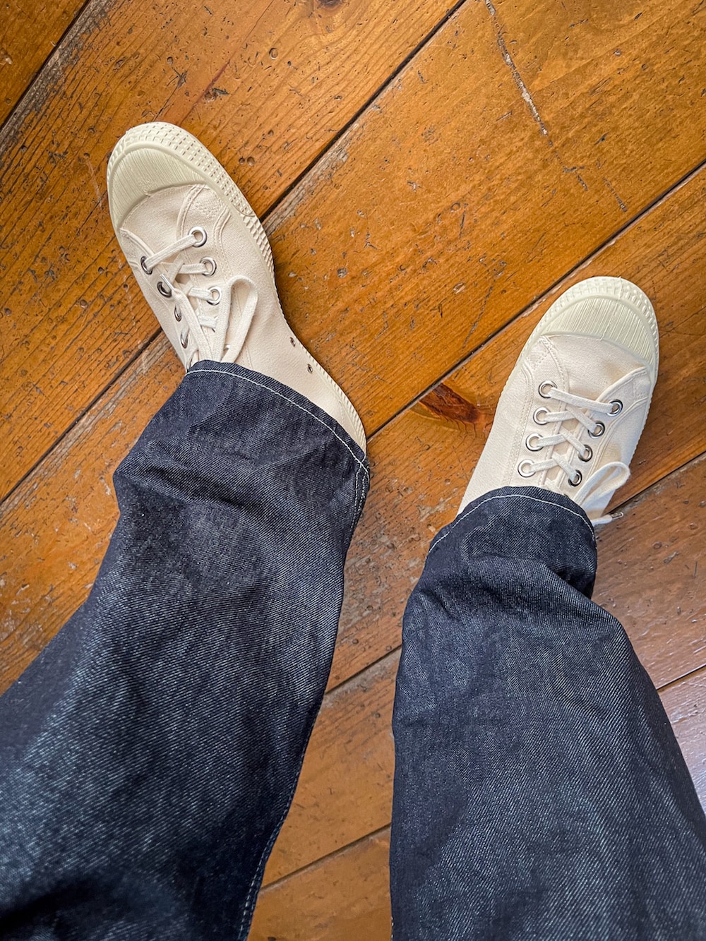 ベージュ系のシャツ/ブラウス、ベージュ系のその他アウター、ブラック系のその他アウターを着用したメンズの秋コーディネートの3枚目の写真