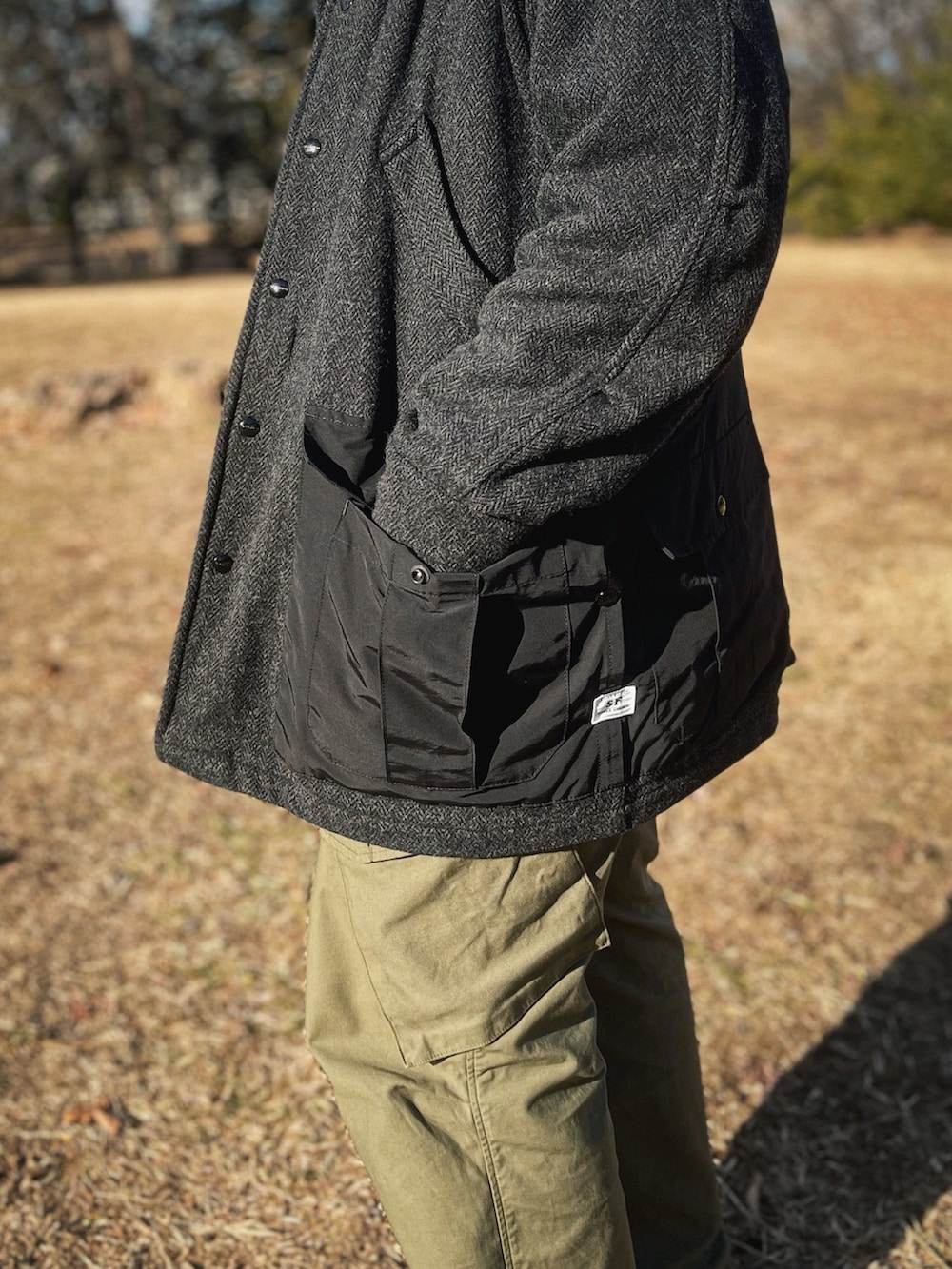 パープル系のパーカー、ブルー系のデニムジャケット、グレー系のジャケット/アウターを着用したメンズの冬コーディネートの3枚目の写真