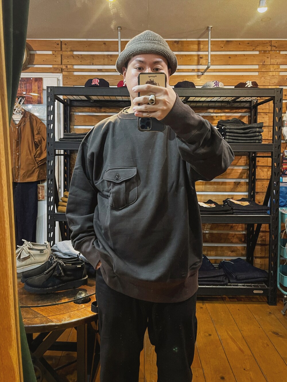 ブラック系のスウェット、ブラック系のパンツ、ブラック系のスニーカーを着用したメンズの秋コーディネートの2枚目の写真