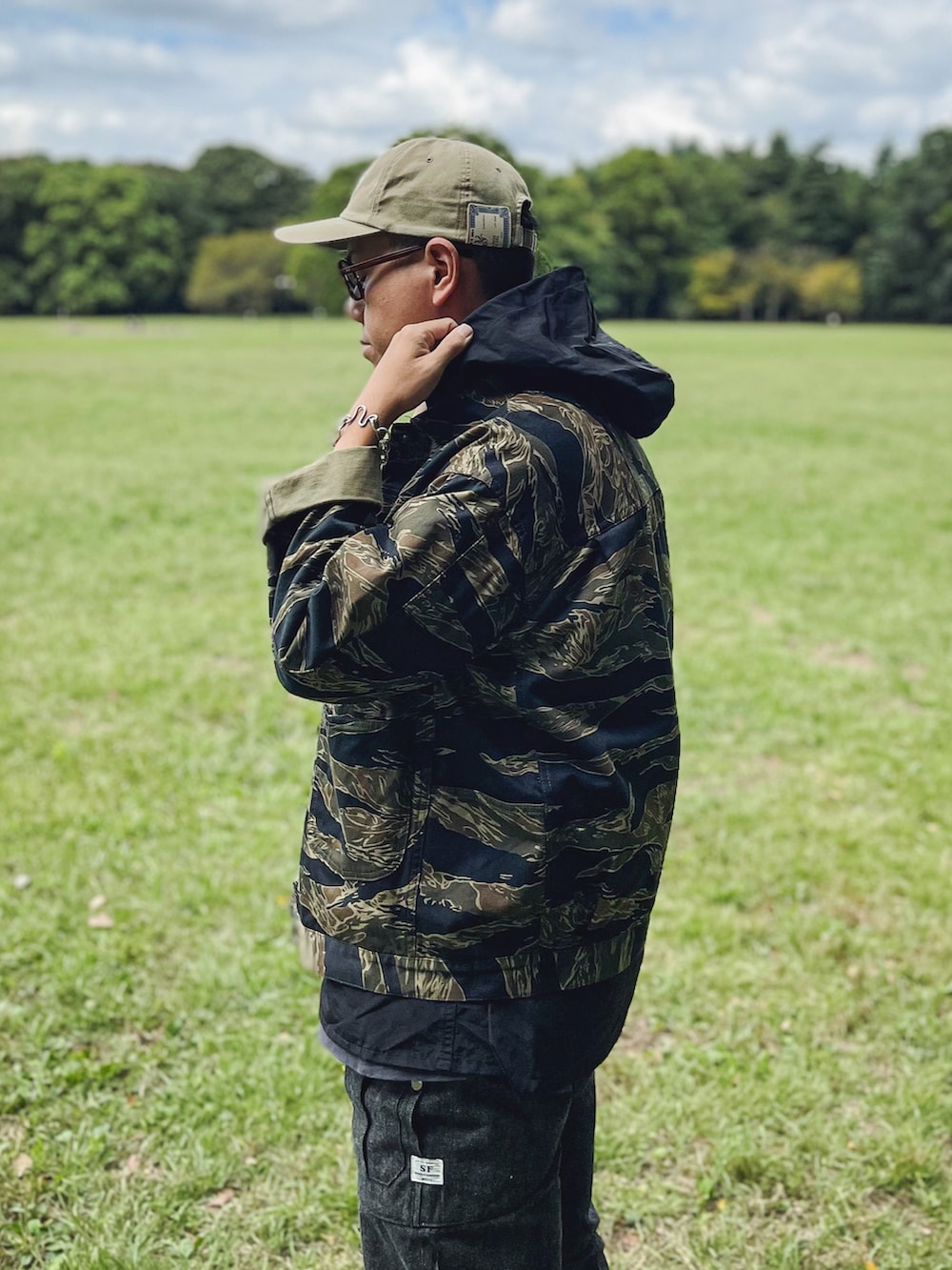 ブラック系のその他アウター、その他のその他アウター、ブラック系のデニムパンツを着用したメンズの秋コーディネートの2枚目の写真