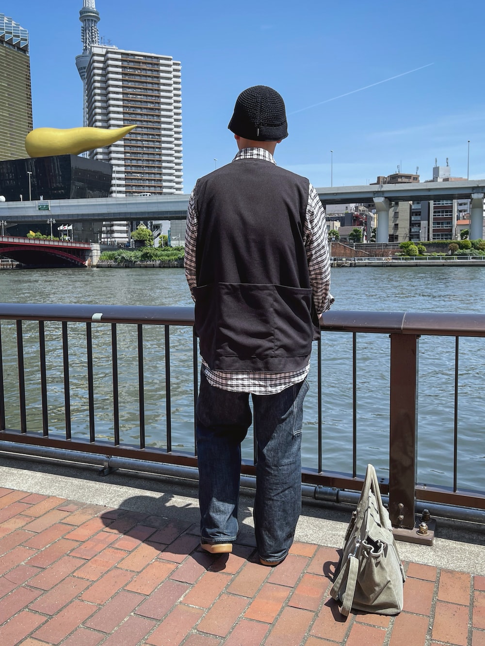 ブラック系のその他アウター、ホワイト系のシャツ/ブラウス、ブルー系のデニムパンツを着用したメンズの春コーディネートの2枚目の写真