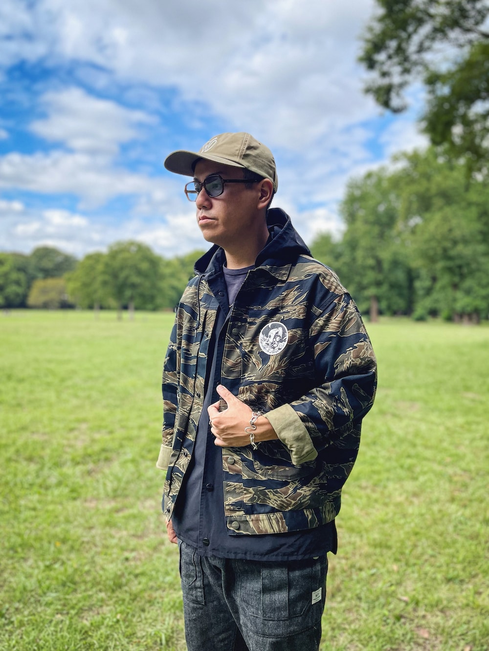 ブラック系のその他アウター、その他のその他アウター、ブラック系のデニムパンツを着用したメンズの秋コーディネートの3枚目の写真