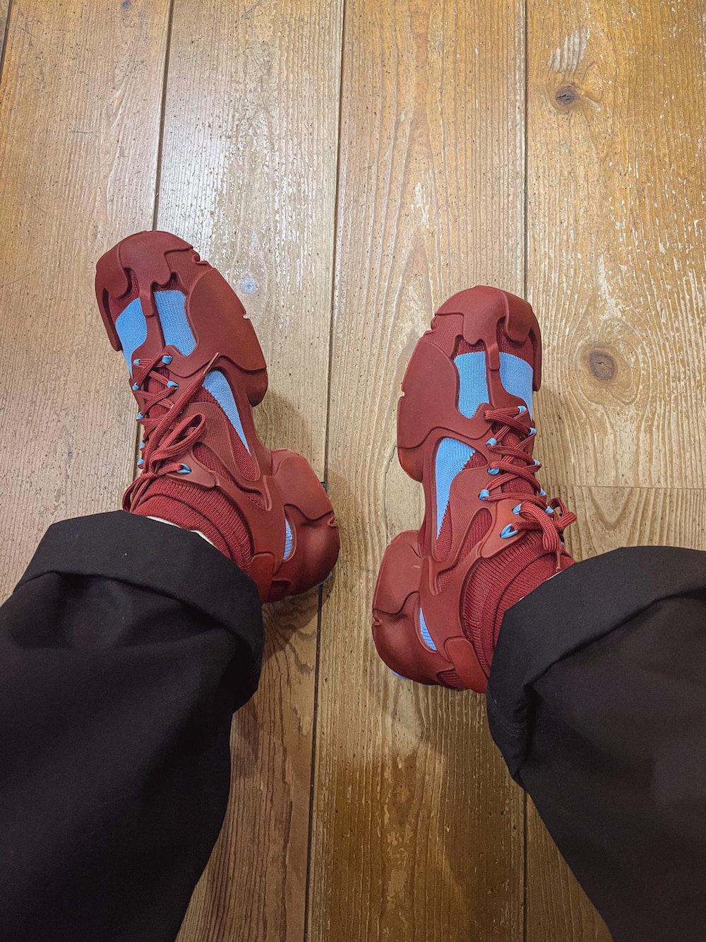 ブラウン系のジャケット/アウター、ブルー系のその他アウター、ブラック系のパンツを着用したメンズの秋コーディネートの3枚目の写真