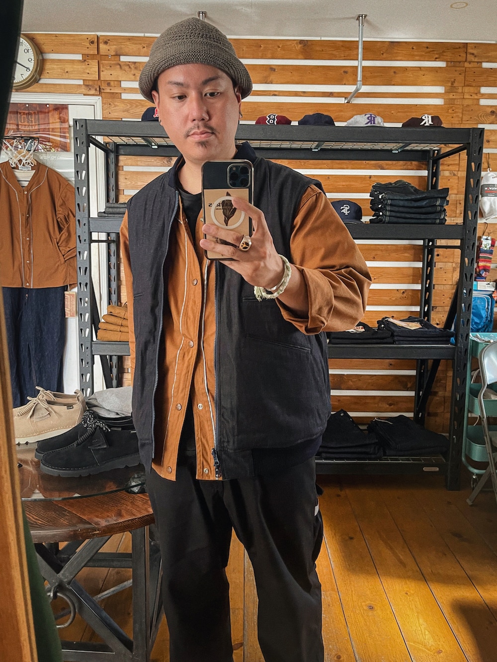 ブラウン系のジャケット/アウター、ブルー系のその他アウター、ブラック系のパンツを着用したメンズの秋コーディネートの2枚目の写真