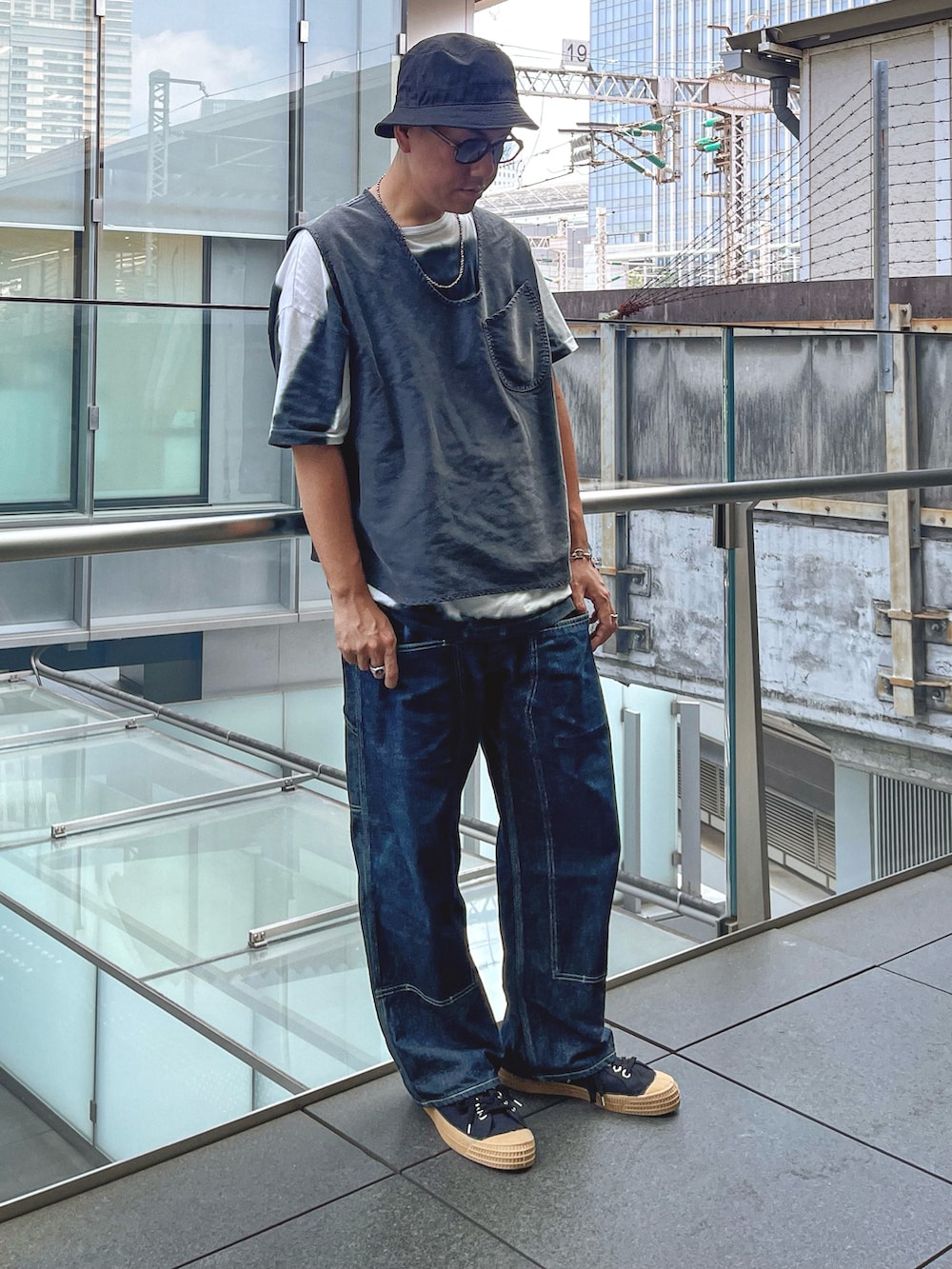 ブラック系のTシャツ/カットソー、ブラック系のその他アウター、ブルー系のデニムパンツを着用したメンズの夏コーディネートの2枚目の写真